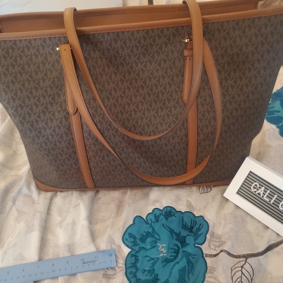 XL MK Jet Set Travel Tote - Picture 3 of 8